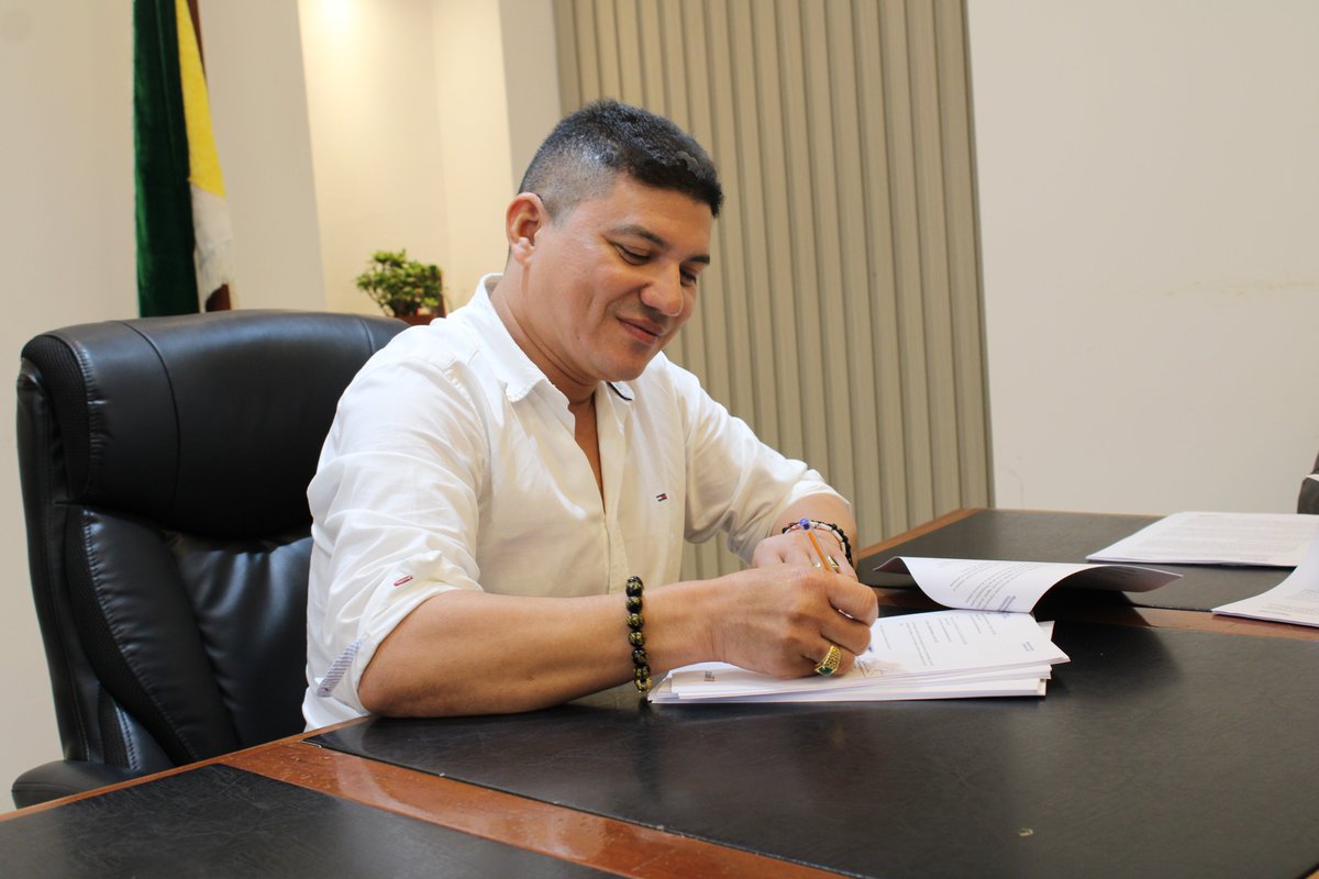 ChoneInclusivo's tweet photo. ¡#MIESChone y GAD Rocafuerte unen fuerzas! 4 convenios firmados, $173.251,36 invertidos para mejorar servicios comunitarios. Compromiso con el progreso y bienestar de Rocafuerte. Juntos, construimos un futuro inclusivo para todos.
#ElNuevoEcuador https://t.co/pLTMSttYzG