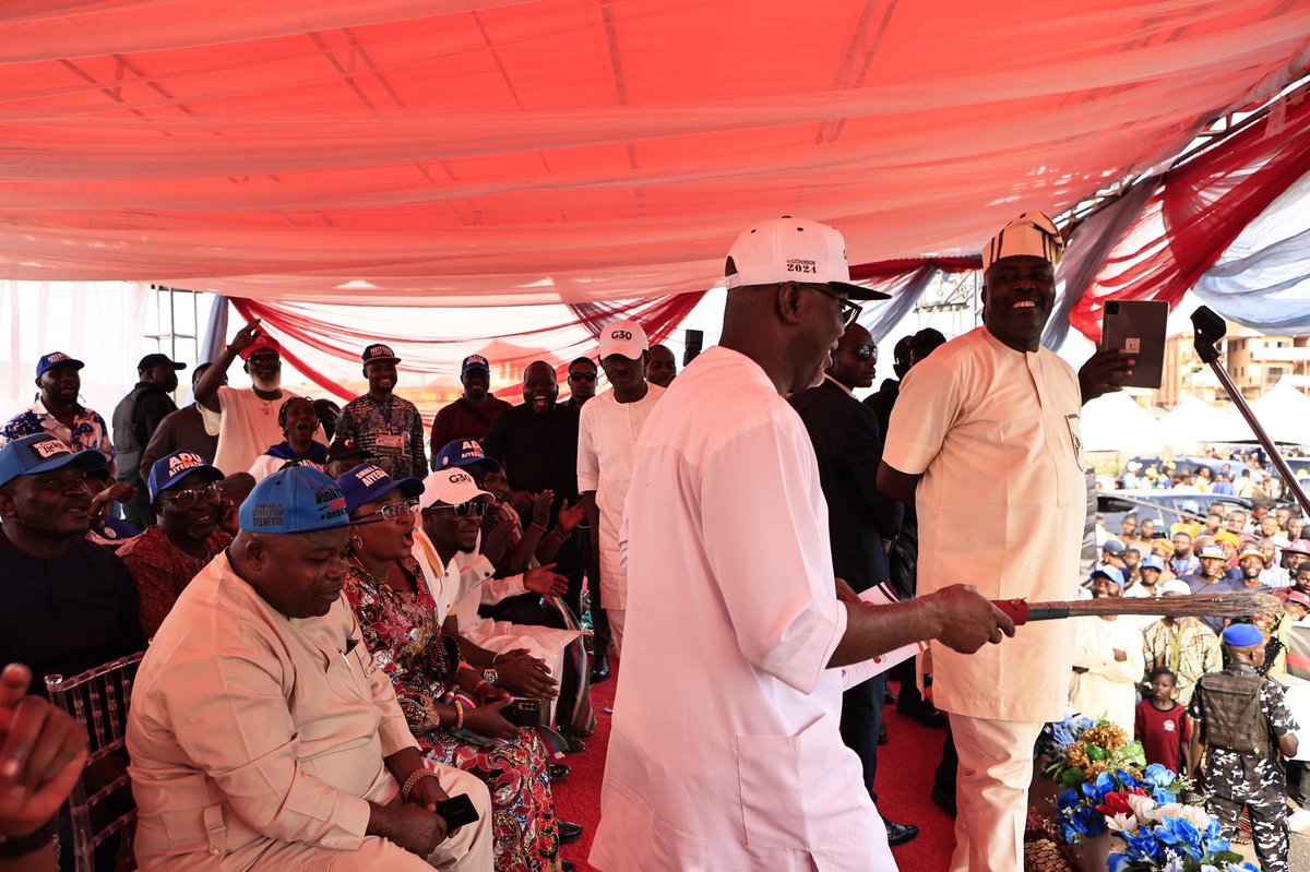 Barrister Adu Olumuyiwa Sylvester, aka CUBANA  alongside his supporters, officially endorse Governor Lucky Aiyedatiwa as their best bet and Aspirant for the upcoming Ondo APC gubernatorial primary.
#AduIsLucky
#OndoIsLucky
#Odatiwa
#Odirorun
#Ondo2024
#LuckyOrimisanAiyedatiwa