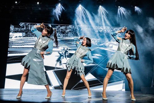 🌈 #Perfume 明日で
アメリカ最大フェス #Coachella に日本人女性シンガーとして初出演した2019.4.14 から5年💕

World Tour 4th「FUTURE POP」のうち約1か月に渡る北米の7都市7公演の間に組み入れた、3人の挑戦だった

そのステージは、Rolling Stone誌が選ぶCoachella2019 のBest 16組に選出された