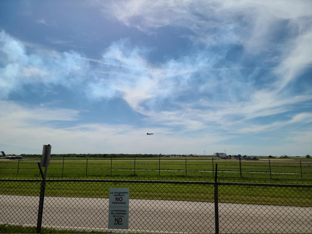 MarvinDMartian_'s tweet image. #BlueAngles burning up the skies of #KNFW Fort Worth, Carswell #Airshow #avgeek
