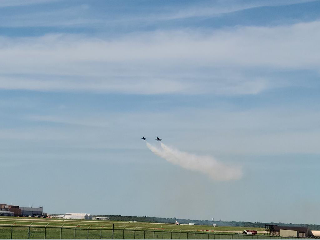 MarvinDMartian_'s tweet image. #BlueAngles burning up the skies of #KNFW Fort Worth, Carswell #Airshow #avgeek