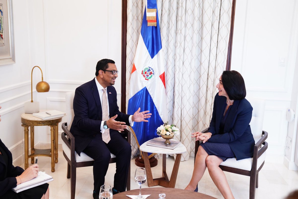 Hoy tuve el placer de reunirme con el embajador del Reino Unido en la República Dominicana Sr. @MockbulAli 🇩🇴🇬🇧 Nos entusiasma la posibilidad de colaborar en proyectos que beneficiarán a la población. Pronto compartiremos buenas noticias. ¡Seguimos trabajando juntos por un futuro…