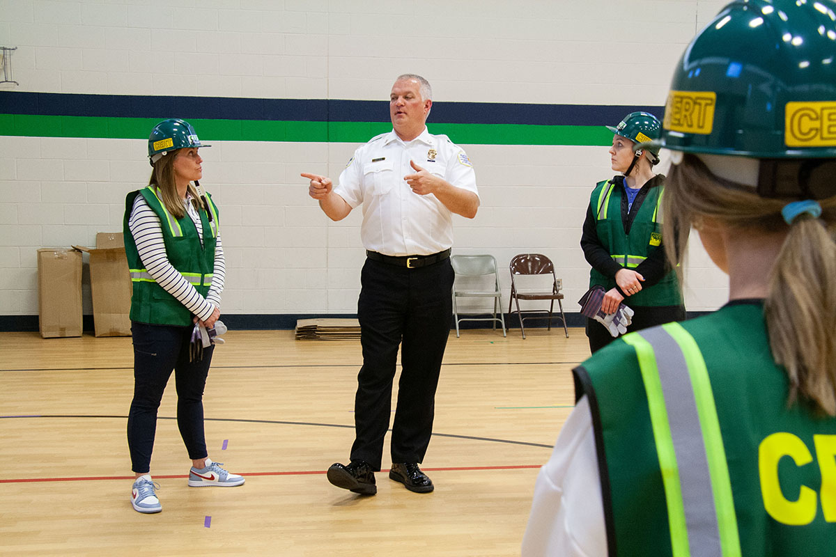 Earlier this week, nearly 40 @rockwoodschools staff members participated in a two-day emergency preparedness training at Selvidge Middle. These employees are committed to serving as Community Emergency Response Team (CERT) volunteers in the district. #FocusOnSafety 🦺