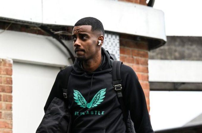 El delantero del Newcastle, Alexander Isak fue victima de haber sufrido un robo por ladrones profesionales en su mansión valorada en unos £100M. [Sun]