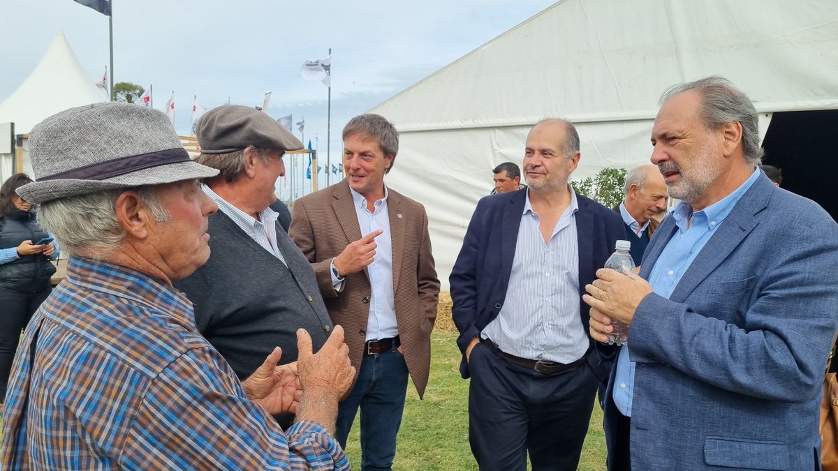 Convocado por la Asociación Rural, en el conversatorio de precandidatos en la @expomelilla. Celebro estas instancias de intercambio y de escucharnos todos. No hay duda que la clave del crecimiento de la economía nacional está en el sector agropecuario.