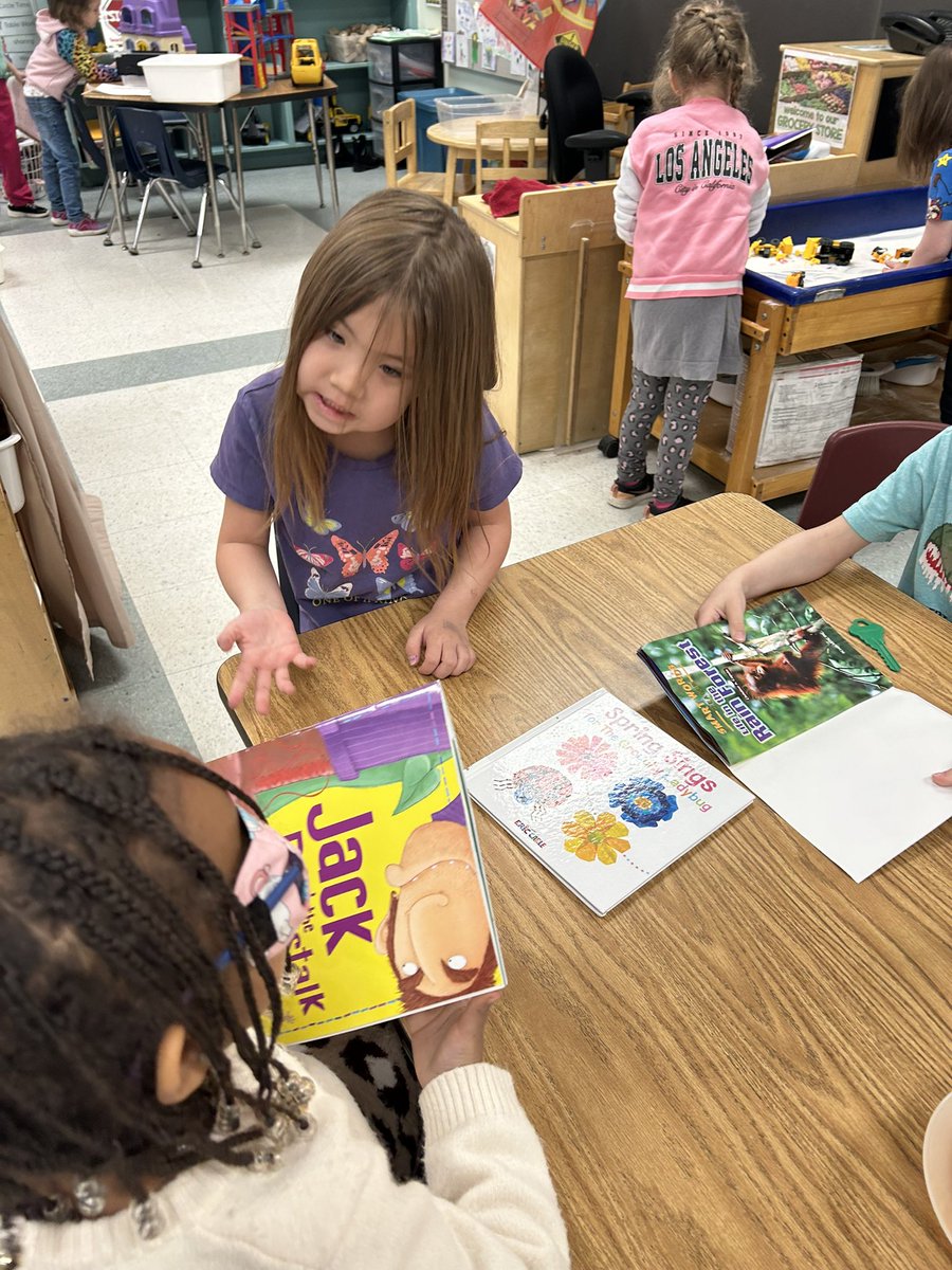 Love this 💕!  “After we read mine,  we will read R’s”. Who knew that a book browse is an activity during free-choice play? Kindergarteners <a href="/KingEdwardLions/">King Edward</a> that’s who.  <a href="/gecdsbpro/">GECDSB PR</a>