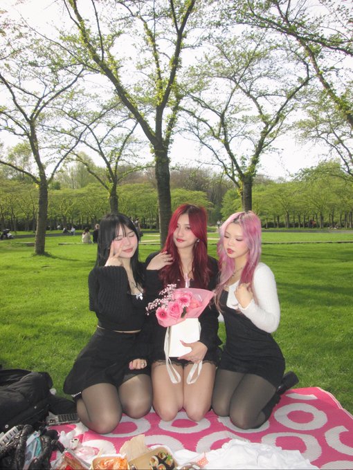 surrounded by pretty angels💖 https://t.co/bBiA28wlQt