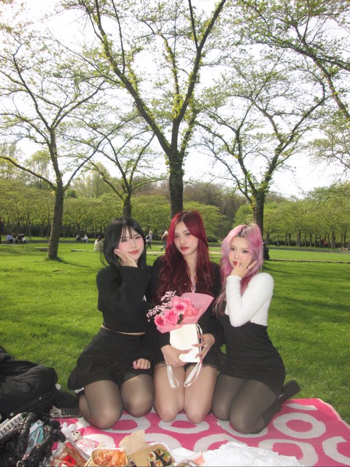 surrounded by pretty angels💖 https://t.co/bBiA28wlQt