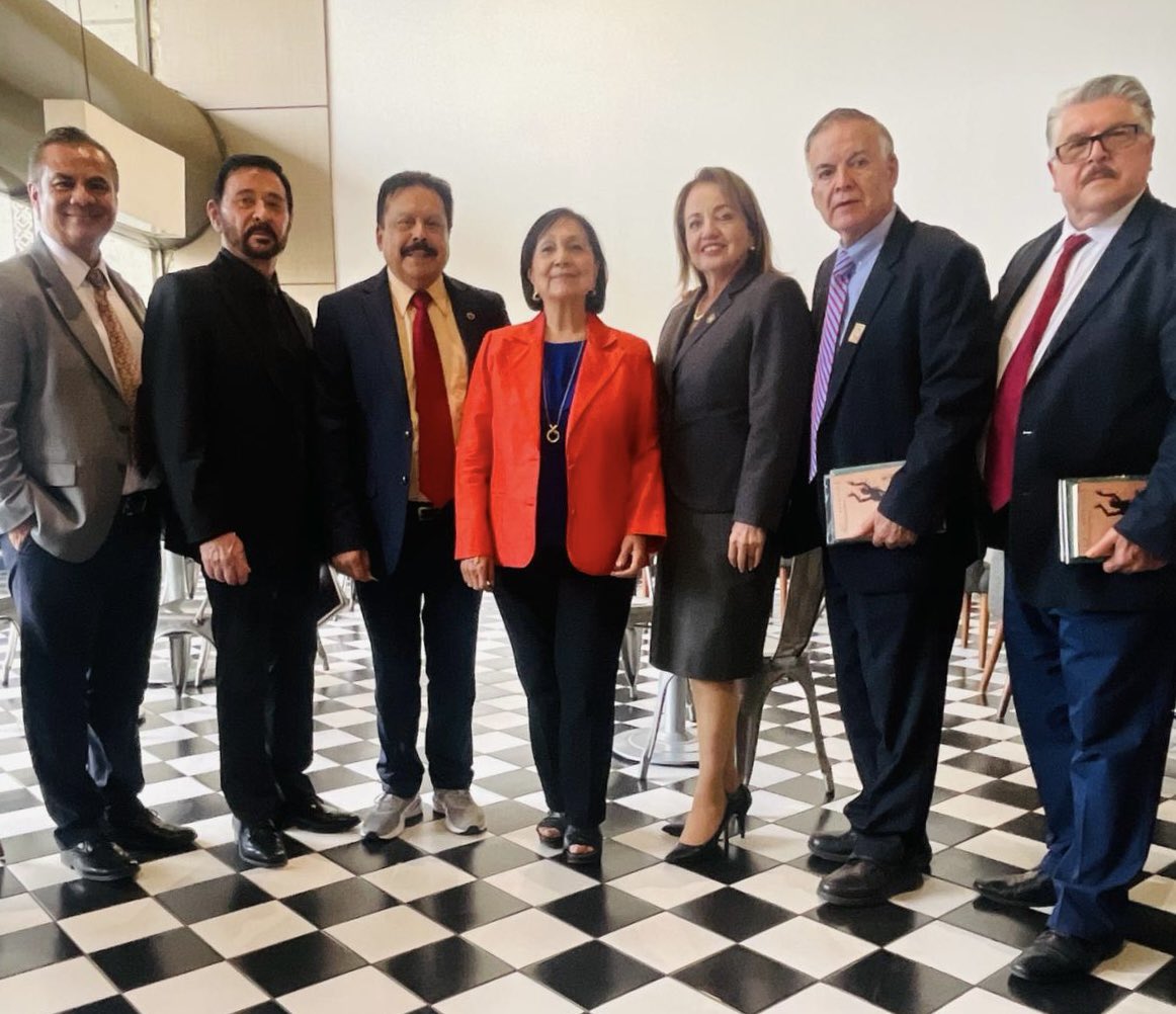 amaliagarciamx's tweet photo. 🙌🏽 ¡Que honor y alegría saludar en la Cámara de @mx_Diputados a este distinguido grupo de líderes migrantes, de la mesa directiva del Comité Mexicano Cívico Patriótico en los 🇺🇸! https://t.co/soaTnR8lnl