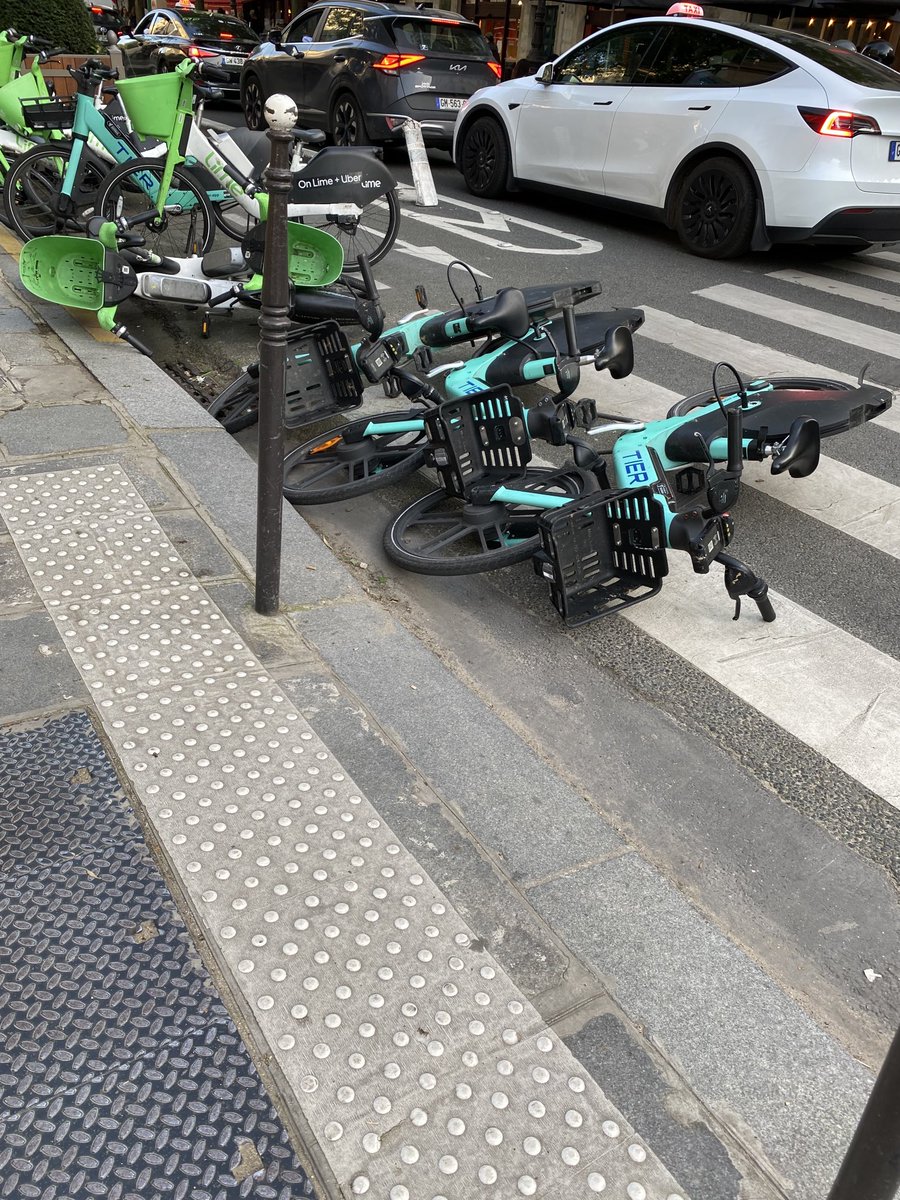 Paris centre et la gestion des mobilités douces anti piétons 😏 l’amas de vélos se situe devant la Mairie Paris centre 🤷‍♀️🤫 Mr Weil a perdu ces lunettes ?