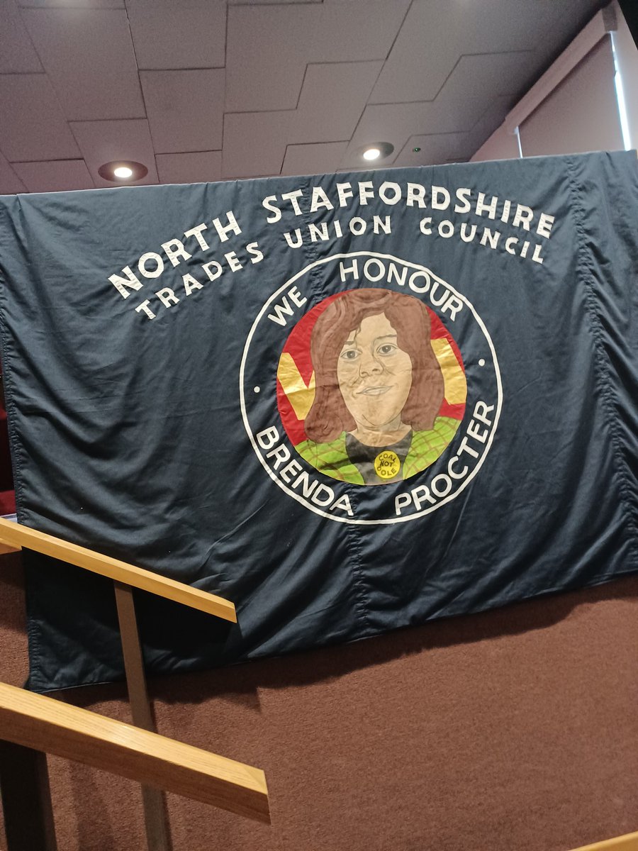 Great event tonight organised by North Staffs Miners Wives Action Group with Mike Jackson from @LGSMpride ✊✊✊

#SolidarityForever #MinersStrike #40thAnniversary #JoinAUnion