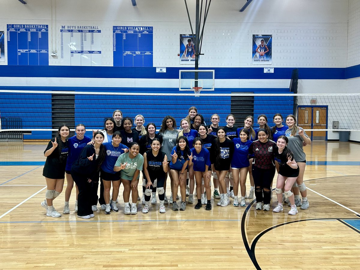 𝐅𝐑𝐈𝐃𝐀𝐘 𝐅𝐔𝐍𝐃𝐀𝐘: @MacBrahmaVB & @MacGirlsSoccer1 getting together for a fun day of cross-training action! 🐮🏐💙⚽️🤘🏼