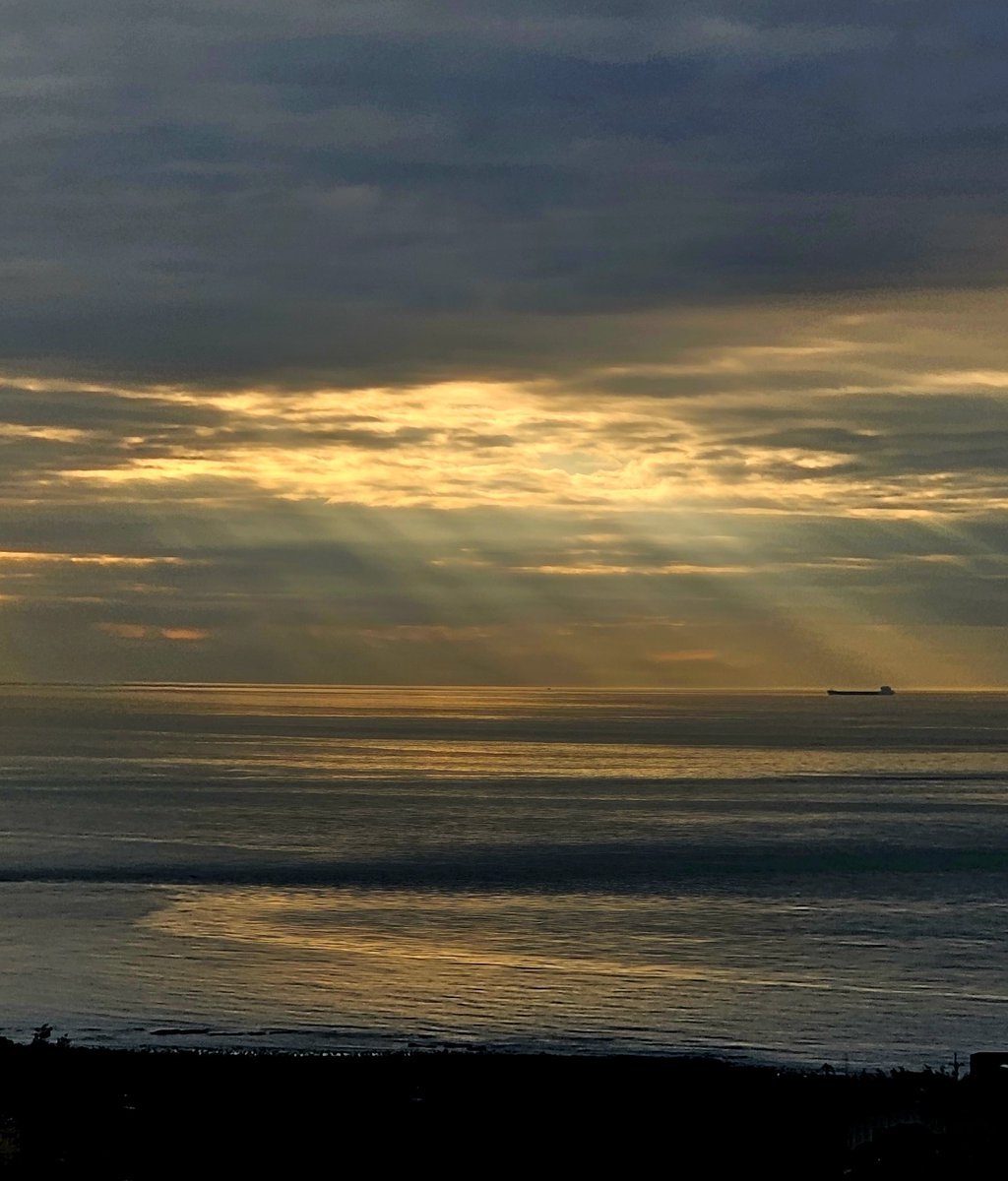 in fading sunlight
ocean currents slowly shift
watching life go by
#haiku #WalesHaikuJournal