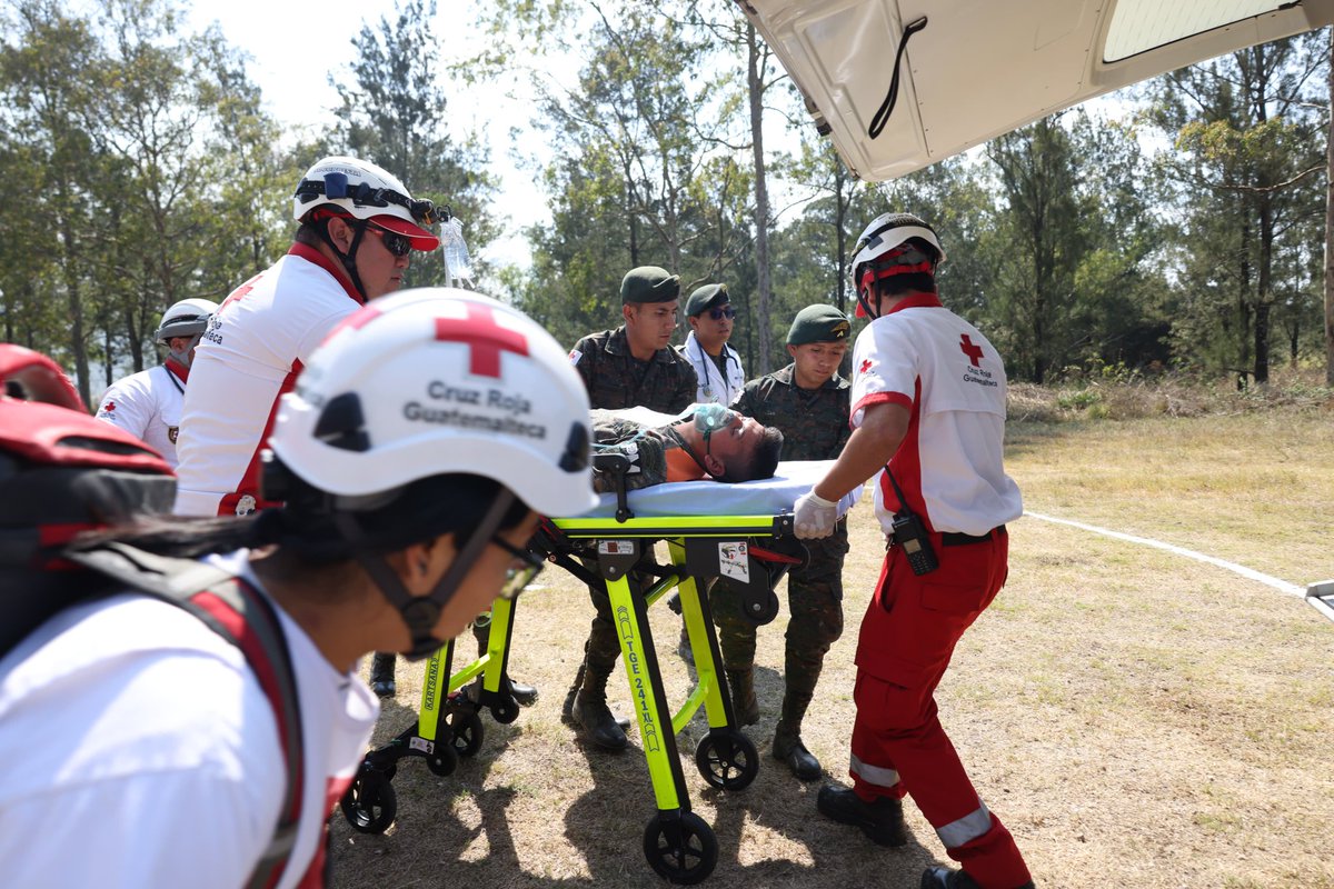 #NacionalesDCA | Los incendios forestales son una amenaza para la biodiversidad del país y para la salud de los guatemaltecos, expreso  la vicepresidenta <a href="/KarinHerreraVP/">Karin Herrera</a> luego de presenciar la clausura del Ejercicio Nacional de Supresión.

✍🏻 @dca_perez
📷 <a href="/HerbertG_DCA/">Herbert García</a>