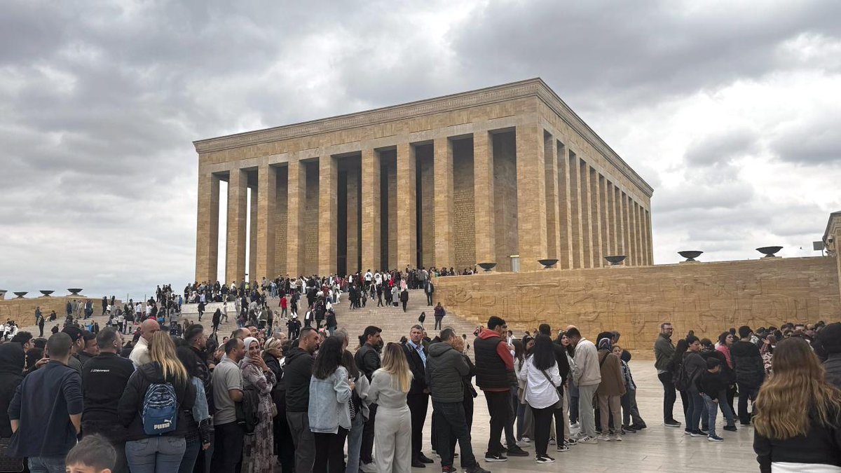 Vatandaş bayramda Ata'sına koştu... Resmi tatillerde ziyarete açık olan Anıtkabir, bayram tatilinde Türkiye'nin dört bir yanından her yaştan binlerce kişiyi ağırladı. odatv.com/guncel/vatanda…