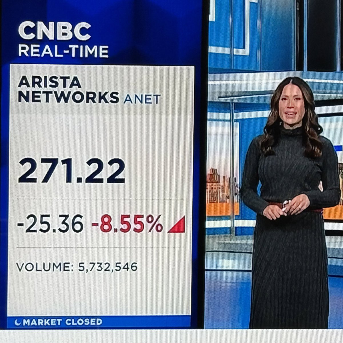 .@AristaNetworks dips more than 8.5% as market is finally realizing the concentration of compute and chip makers (including hyper-scalers) doing packaging with their own innovation on networking side (more than memory and storage). I solidified my👆🏽thinking this week at…