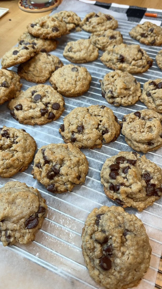 I also made oatmeal cookies, but they’re not as *f a n c y* as danishes 🍪