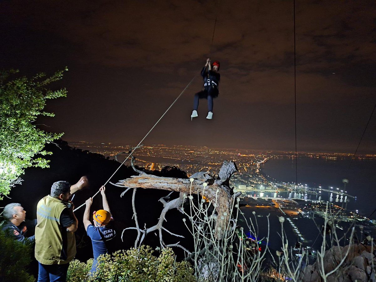 Antalya Tünektepe Teleferik hattında yaşanan talihsiz kazada 25 kabin havada mahsur kalmıştır, şu ana kadar Antalya Valiliği başkanlığında, Antalya Büyükşehir Belediyesi olarak AFAD, Sahil Güvenlik, JAK, Emniyet ekiplerimiz ve Sağlık Bakanlığı UMKE ekipleri ile 14 kabinde tahliye…