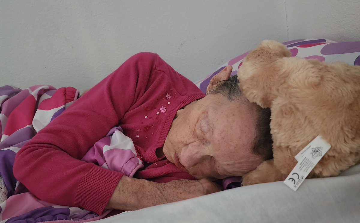 Mom's snoring and has a stuffed bunny lol
#endalz
Having a better day