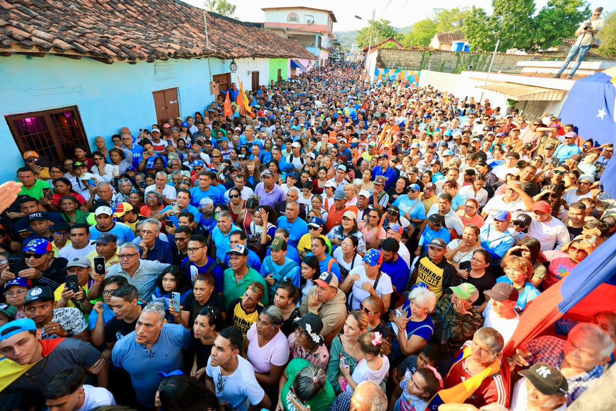 La líder opositora @MariaCorinaYA encabeza este viernes #12Abr una masiva concentración en San Sebastián de los Reyes #Aragua, acompañada por el dirigente de PJ @CarlosOcariz.