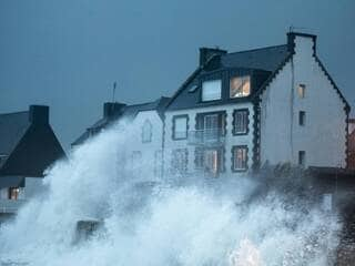 'Alerte météo: La tempête Pierrick frappe durement le Finistère et la Normandie. Météo France en action, mais la prévention reste clé! #TempêtePierrick #MétéoFrance'