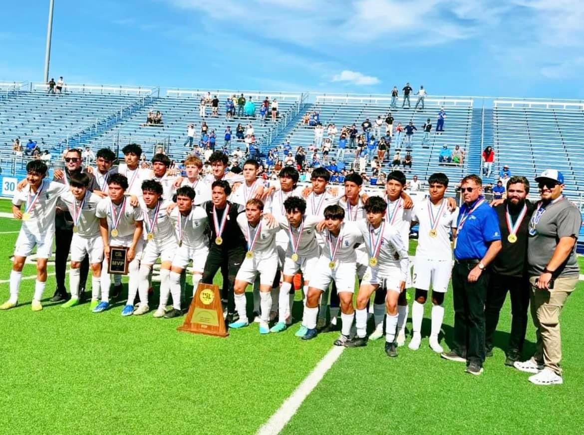 👏👏 Ayúdame a felicitar al equipo de fútbol masculino de San Elizario Eagles derrotó a Boerne 1-0. ✔️ ¡Ganan el título Estatal! 𝟰𝗔 𝗦𝗧𝗔𝗧𝗘 𝗖𝗛𝗔𝗠𝗣𝗜𝗢𝗡𝗦 #Univision26 se une a su gran triunfo. 👏🏼⚽️🦅🏆 #boyssoccer #SanElizarioEagles #SEHSTheBest