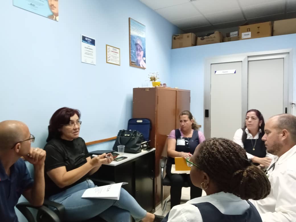 Encuentro de @TamaraVBenitez , Diputada a la @AsambleaCuba por Melena del Sur #Mayabeque y otros funcionarios del territorio con cuadros de @ETECSA_Cuba #Mayabeque La Diputada se interesó por la atención a los planteamientos de la población relacionados con las comunicaciones