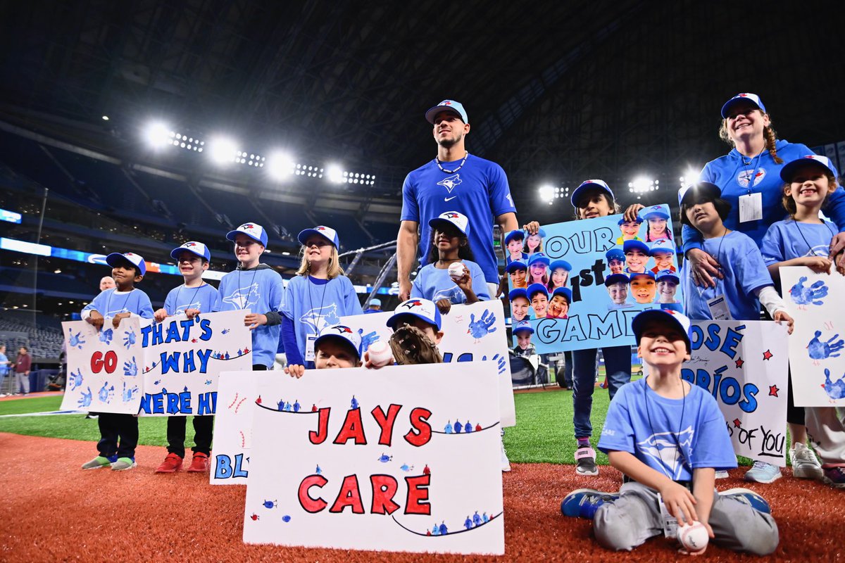 As part of his Gold Glove celebration, @JOLaMaKina is hosting students from Harry Bowes Public School in the Jays Care Community Clubhouse tonight. 💙 The students had the opportunity to experience batting practice and even meet Jose before their first @bluejays game!