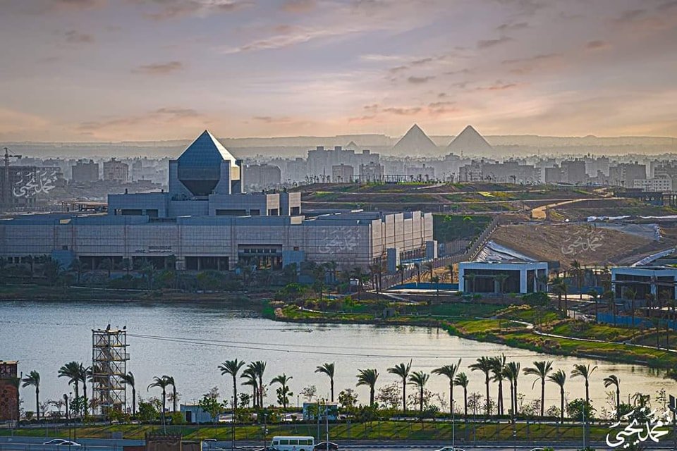 لقطة مُميزة وقت الغروب تجمع مابين بحيرة عين الصيرة بعد تنظيفها وتجميلها ، ومتحف الحضارات المصرية بالفسطاط ، و منطقة تِلال الفسطاط ، واخيراً اهرامات الجيزة العظيمة -  مصر وكفي  🇾🇪❤️🇾🇪