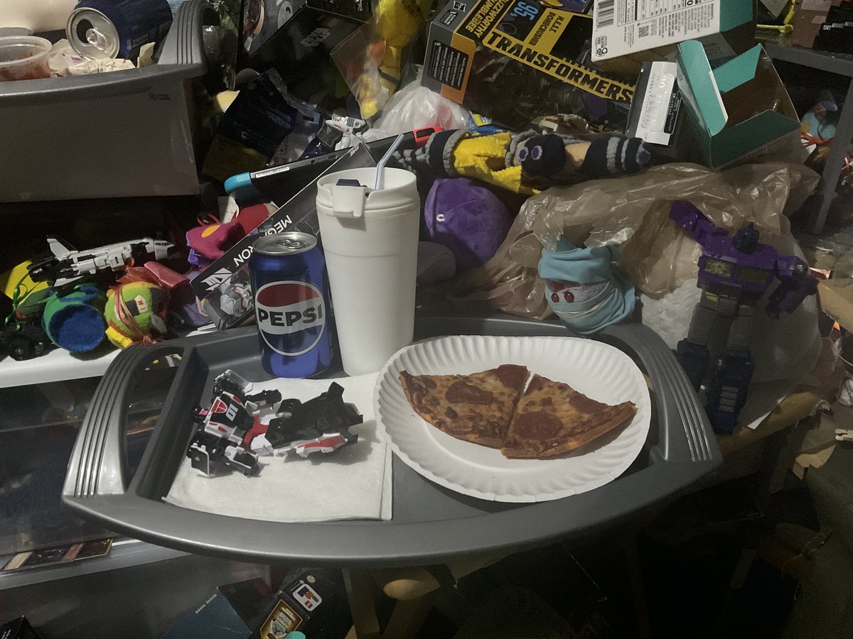 @JesseWittenrich @TformTheNight @BotCon
Puggle IDW Galvy: Seeing #Crasher/#Fracture From #TransformersLegacy/#Transformers #Legacy Taking A Nap By 2 #GlutenFree #PepperoniPizza #Slices From #DominosPizza On This Fri.04/12/2024 Day! #GalvyTFs #Pizza #GalvyTFsPizza #Velocitron♒️⬅️