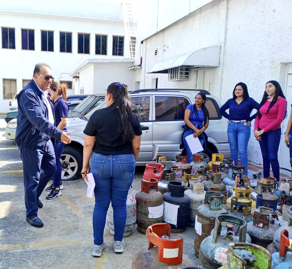 Siguiendo las políticas sociales de la <a href="/CGRVenezuela/">CGR Venezuela</a> dirigida por el Dr. Jhosnel Peraza, el Contralor de Aragua <a href="/CesarOteroDuno/">César Otero Duno.</a> a través de la Gerencia de RRHH entregó el  beneficio del gas doméstico  para los funcionarios,  contribuyendo con el bienestar de los servidores.