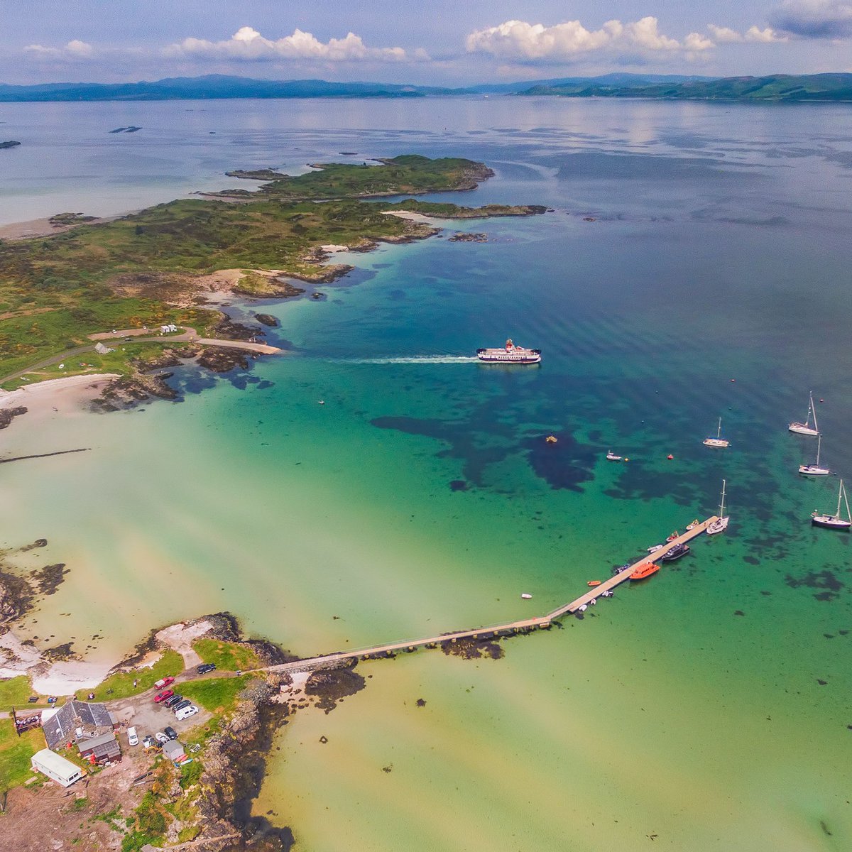 A short hop to a world that feels a million miles away – have you visited the Isle of #Gigha? 🌊🌴 Spend a week disconnecting whilst connecting with the #coastal landscapes around you. Plan your visit to Gigha via our website 👇 hubs.li/Q02rhT3m0 #WildAboutArgyll