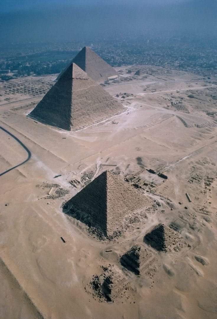 Piramitlerin ilginç yönlerinden biri de ışık hızıyla olan ilişkisidir. Bazı insanlar, üçünün en büyüğü ve en eskisi olan Büyük Gize Piramidi'nin konumunun bir şekilde boşluktaki ışık hızıyla aynı hizada olduğunu iddia ediyor.