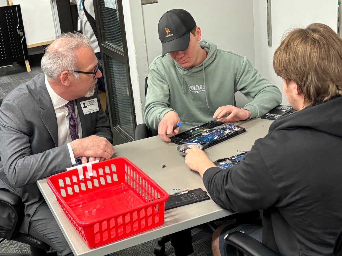 Thank you to @ISBEnews State Superintendent Dr. @TonySandersSupt for stopping by @ThisIsHCHS and @HinsdaleSouthHS this morning to meet with students and staff members, and get a firsthand look at all of the amazing things happening in District 86!