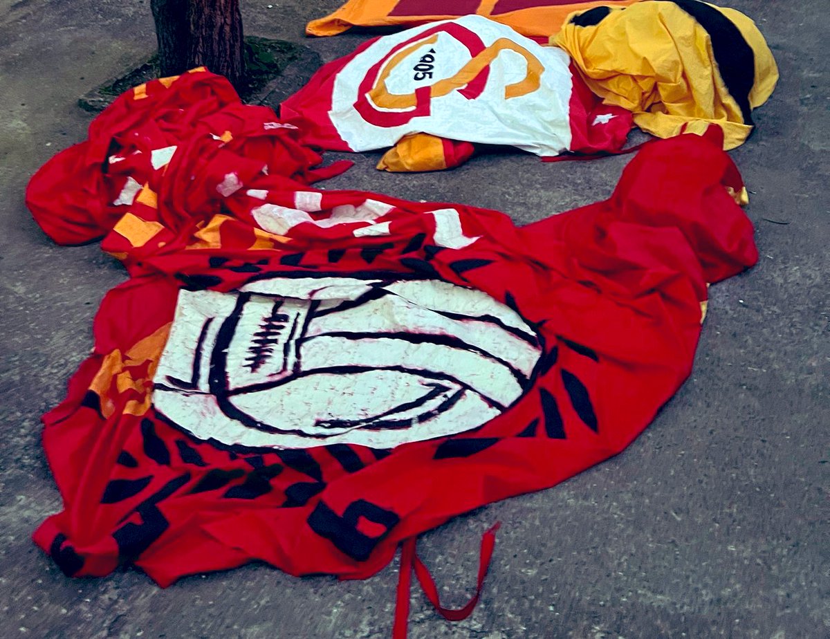 Her kahpelik bir gün bedelini öder demiştik. Fenerbahçe tribünü adama etek giydirir… ;)

<a href="/BogazHooligans/">Boğaz Holiganları | GFB</a> 
<a href="/unigfborg/">UNIGFB</a>