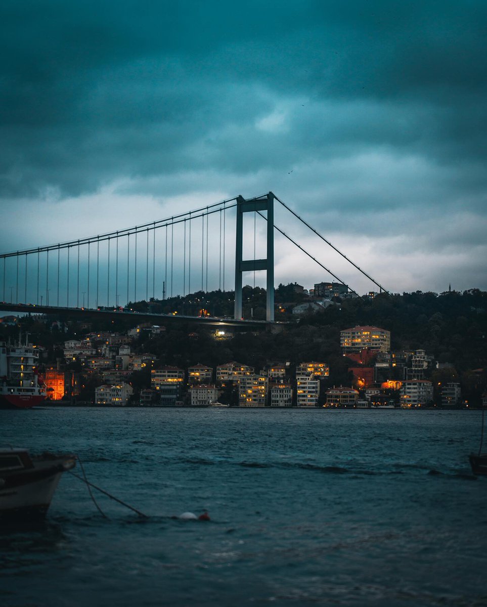 İftardan sonra Üsküdar, Kanlıca Sahil’de Boğaz manzarasına karşı yoğurt ye.