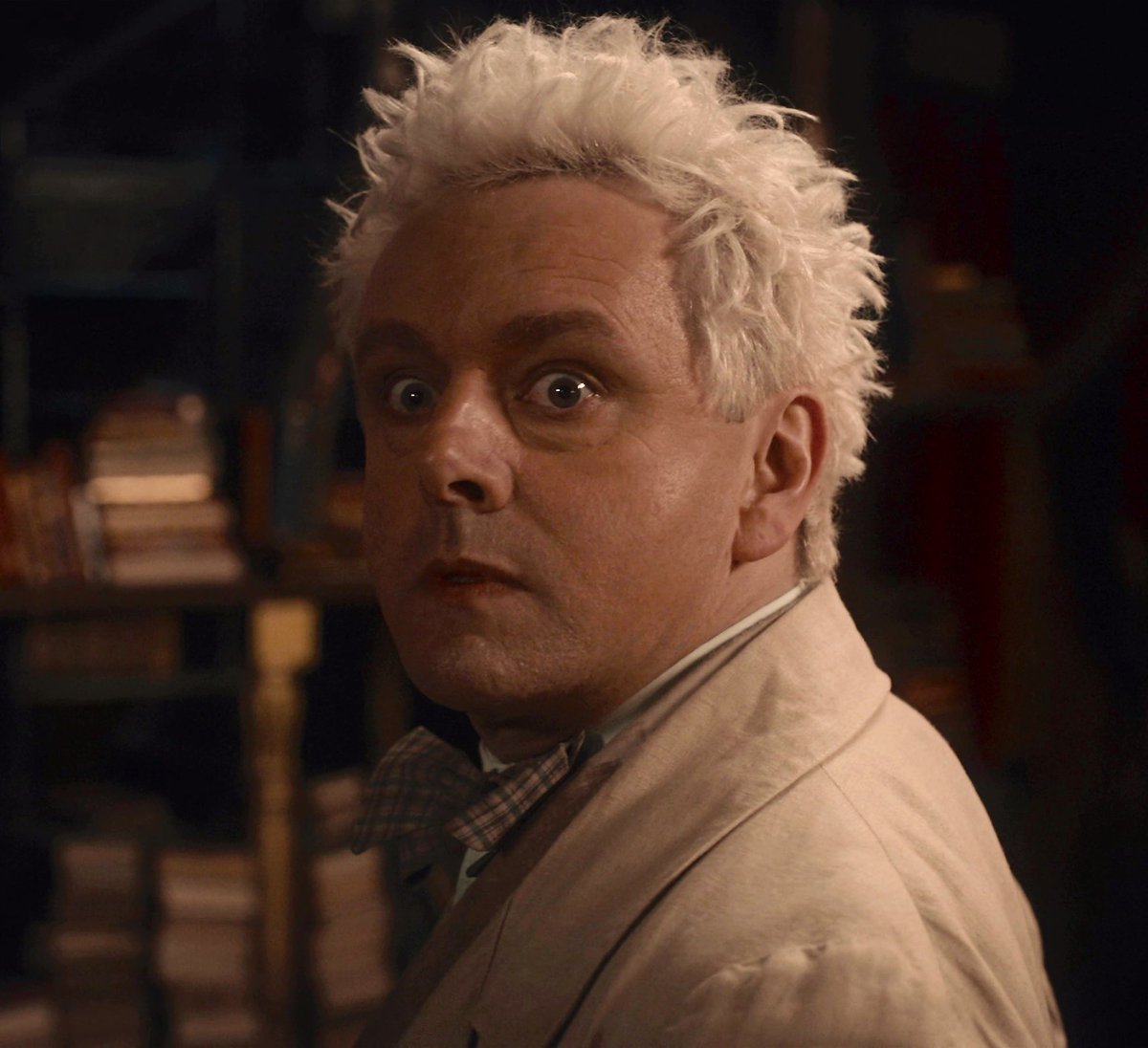 I know we're all saying Aziraphale have soft curls and all but it looks SO ROUGH and SPIKY to me 😂
So he's a tiny hedgehog now.
#GoodOmens 