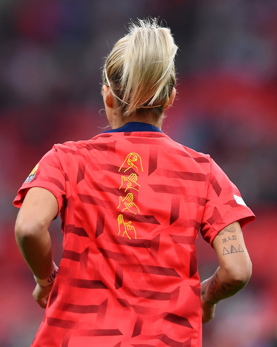 Tonight's warm-up shirts include players’ names, spelt out in BSL, as a celebration of British Sign Language! 👏 Working together with @EE, the shirts are a reminder of how we can work to make football more accessible for all.