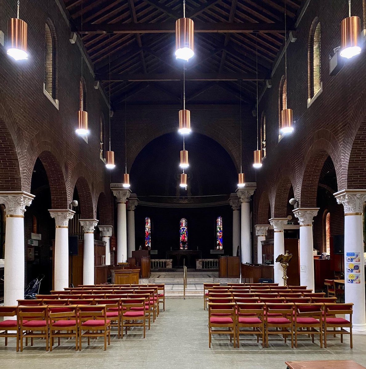 The monastic interior of St. Thomas’s Church, Cathal Brugha Street, provides an oasis of calm in Dublin city centre. It was designed in 1930 by one of the leading architects in early 20th-century Ireland, Frederick G. Hicks, whose oeuvre straddled classicism to early modernism 🧵