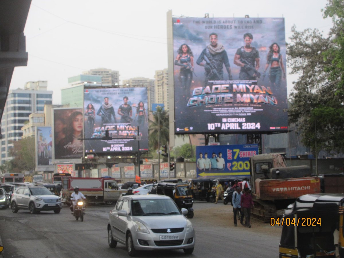 2 big hoardings of #BMCM spotted in Mumbai City 💥💥. Advance booking for #BadeMiyanChoteMiyan will be commenced from tomorrow and be ready for the trend at 7 pm . #AkshayKumar #AkshayKumar𓃵 #TigerShroff