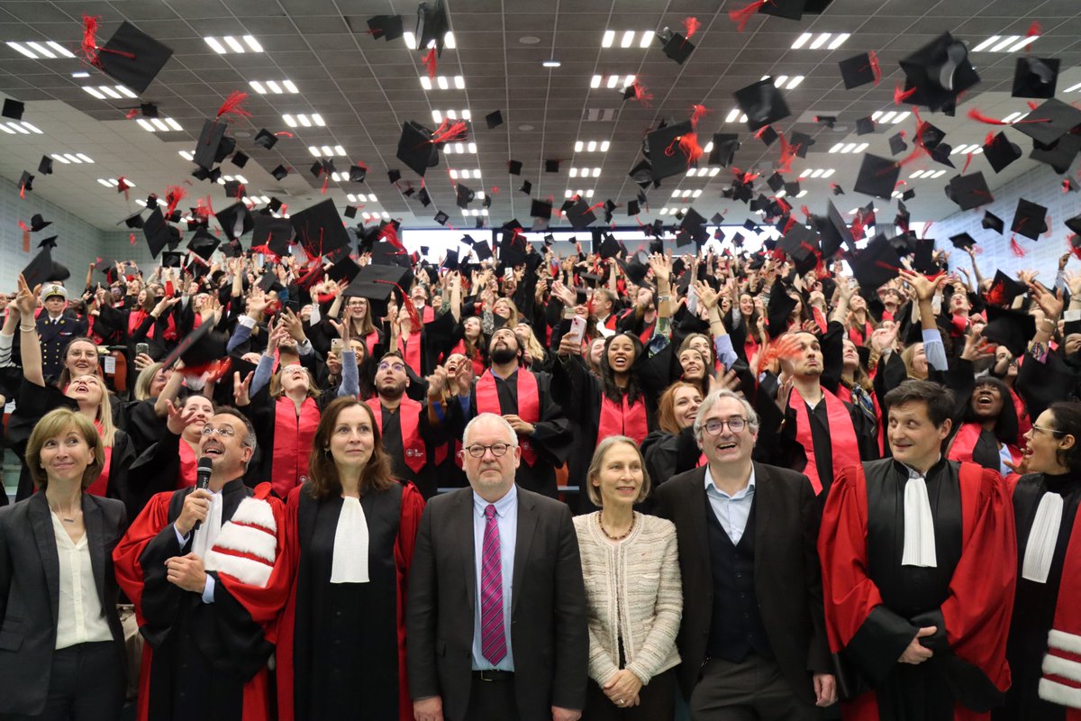 Félicitations à nos diplômé·e·s de licences professionnelles et de masters de Droit et AES, promotion 2022/2023 !🎓