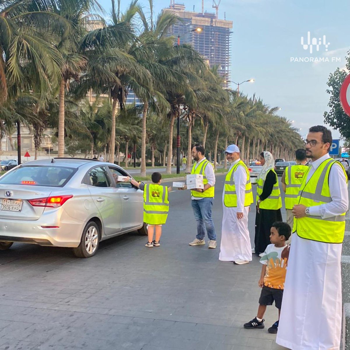 panorama_fm's tweet photo. رئيس مجلس إدارة شركة بنش مارك أ.زكي حسنين يشارك في حملة إفطارك علينا بمدينة جدة

 ⁧ #رمضان_يجمعنا  ⁩   
 ⁦ @snbalahli ⁩ 
 ⁦ @Benchmark_ksa ⁩ 
 ⁦ @ELAQATPR ⁩ 
 ⁦ #PanoramaFm https://t.co/7bB8i18oEU