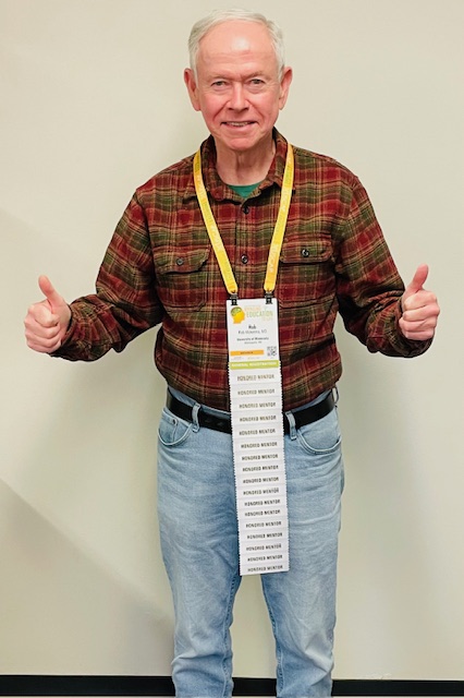 17 people, including former fellows as well as current and former faculty members, donated to @TheUSCAP in honor of Dr. Robert McKenna's mentorship over the years. Today we adorned his badge with 17 mentor ribbons in honor of this tribute. 🙂#mmsm #PathTwitter #PathX #leusm