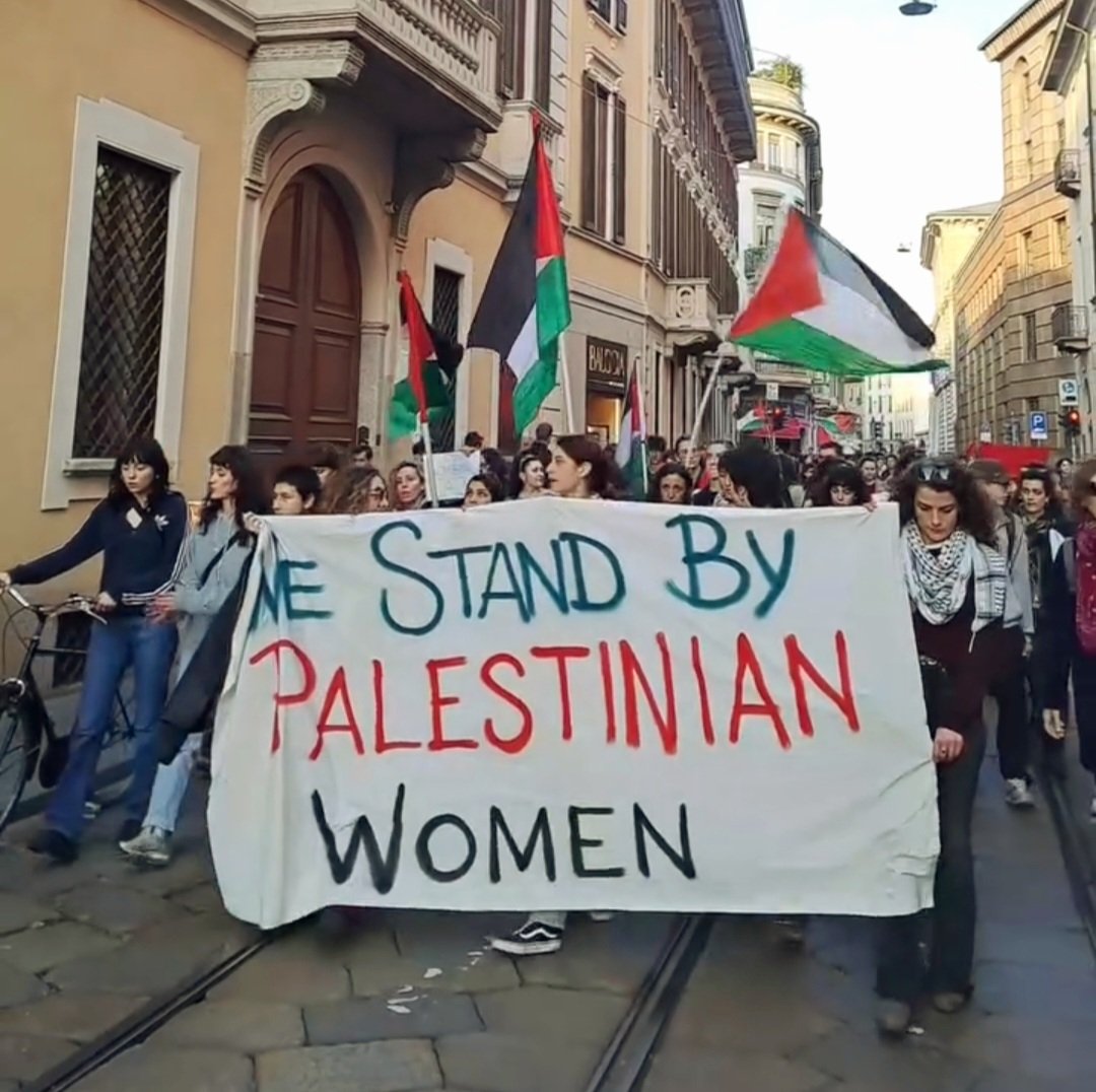 MARCIA ARRABBIATA PER LA PALESTINA 'We stand by palestinian women' con questo striscione si apre la marcia arrabbiata sta attraversando Milano @radiondadurto @Muhlbauer_ @radiopopmilano @gazaFSfestival @DinamoPress @PagineEsteri #FreePalestine #StopBombingGaza #CeasefireNow