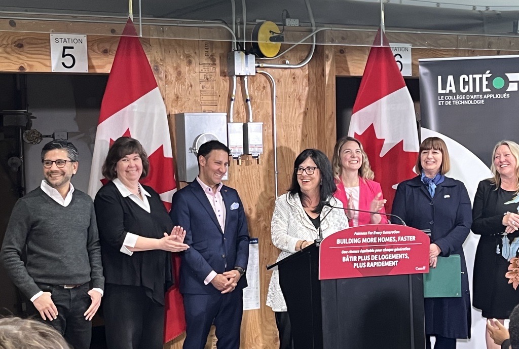 Investissement de 600 M$ du fédéral pour des solutions novatrices en logement. Lise Bourgeois, PDG @CollegeLaCite remercie @JennaSudds, @viraniarif, @mflalonde, @MonaFortier, @anitavanderbeld et @Yasir_Naqvi de leur visite au Centre des métiers du Collège.