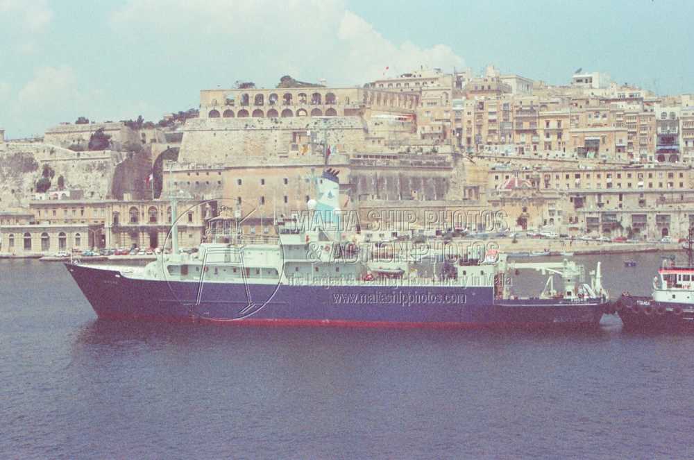 Shipguru's tweet photo. #RMSTITANIC #discoverer - #WoodsHoleOceanographicInstitution #researchship #KNORR, a former #US_Navy vessel #entering #grandharbourmalta - 20.06.2003 - https://t.co/nfgboxc3g3 - NO PHOTOS can be used or manipulated without our permission https://t.co/4ZlRDXBH24