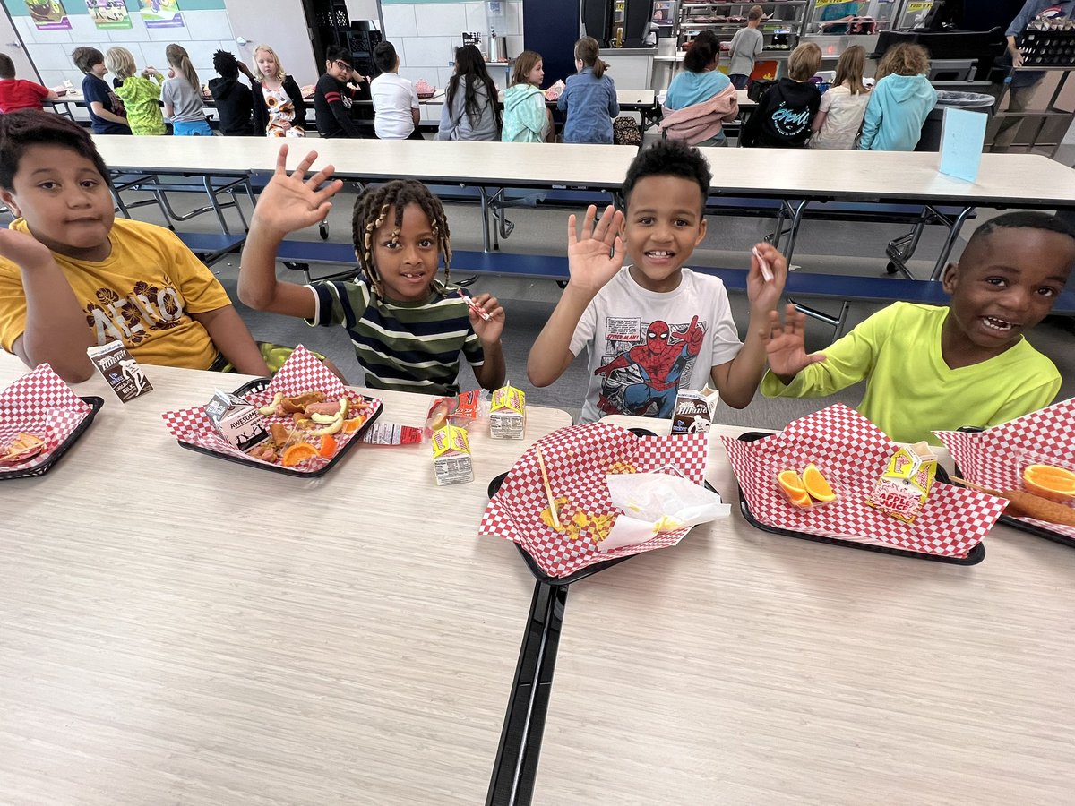 Check out some of our Smarties this week with 💯 attendance &amp; no tardies! Thank you, Mrs Hann, for this awesome treat! 165 students K-5 earned this treat at lunch! <a href="/officialSPS/">Springfield Public Schools</a>