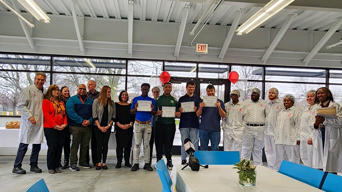 Congratulations to the students from @ChicagoAgHS & @VaughnOHS for completing their internship at @ElisCheesecake as part of Project Wright Access, led by @Wright_College.