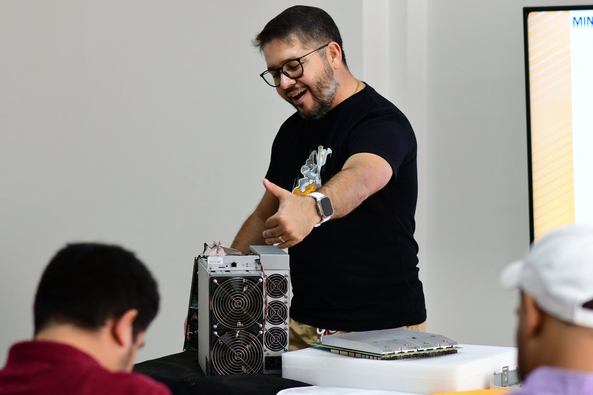 El Bitcoin Tour | Enseñando bitcoin desde 2016 (@elbitcoin_tour) on Twitter photo 🌟 En #ElBitcoinTour se dictaron talleres de minería para los nuevos entusiastas de las #Criptomonedas José Parra CEO de <a href="/criptominerca/">criptominerca</a> les enseña en una clase presencial los tipos de algoritmos de minado en equipos ASIC. 🔥⚡️ #Bitcoin 🌟 En #ElBitcoinTour se dictaron talleres de minería para los nuevos entusiastas de las #Criptomonedas José Parra CEO de <a href="/criptominerca/">criptominerca</a> les enseña en una clase presencial los tipos de algoritmos de minado en equipos ASIC. 🔥⚡️ #Bitcoin