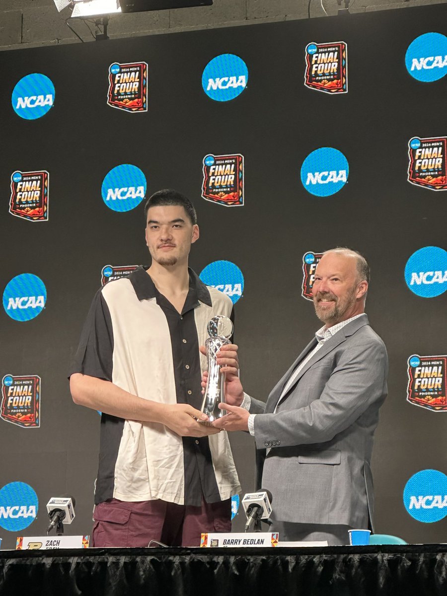 Toronto’s Zach Edey wins the AP College basketball player of the year award & becomes the first player since 1983 to receive the award in back to back years. “It’s an honour….this is my favourite year I’ve ever lived in.” #Purdue #MarchMadness